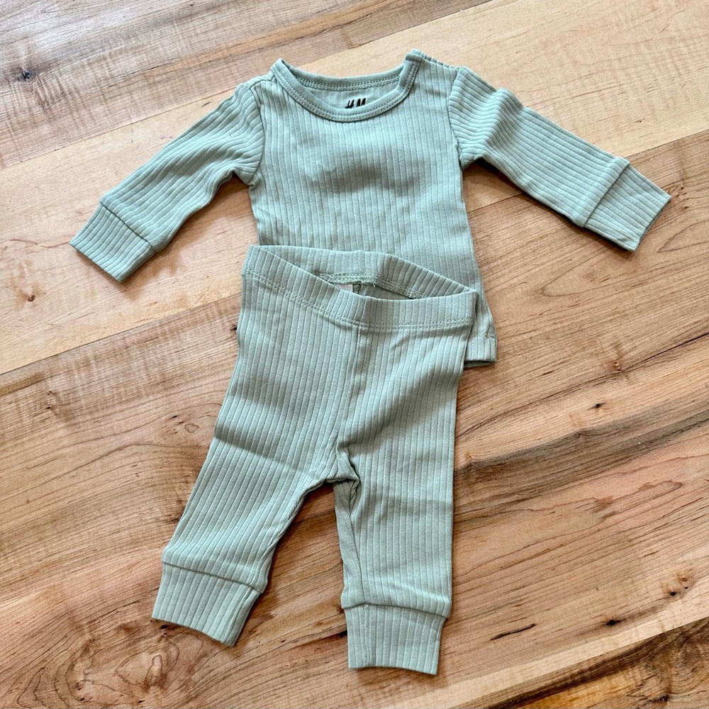 NWOT Ribbed Green Baby Outfit- organic cotton